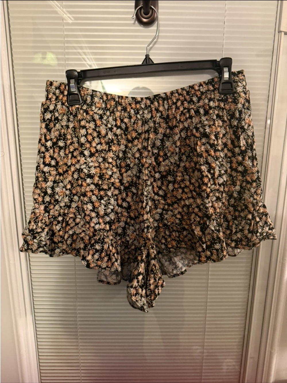 Lush Black Floral Ruffle-Hem Skort Shorts with Tan & Cream Flowers